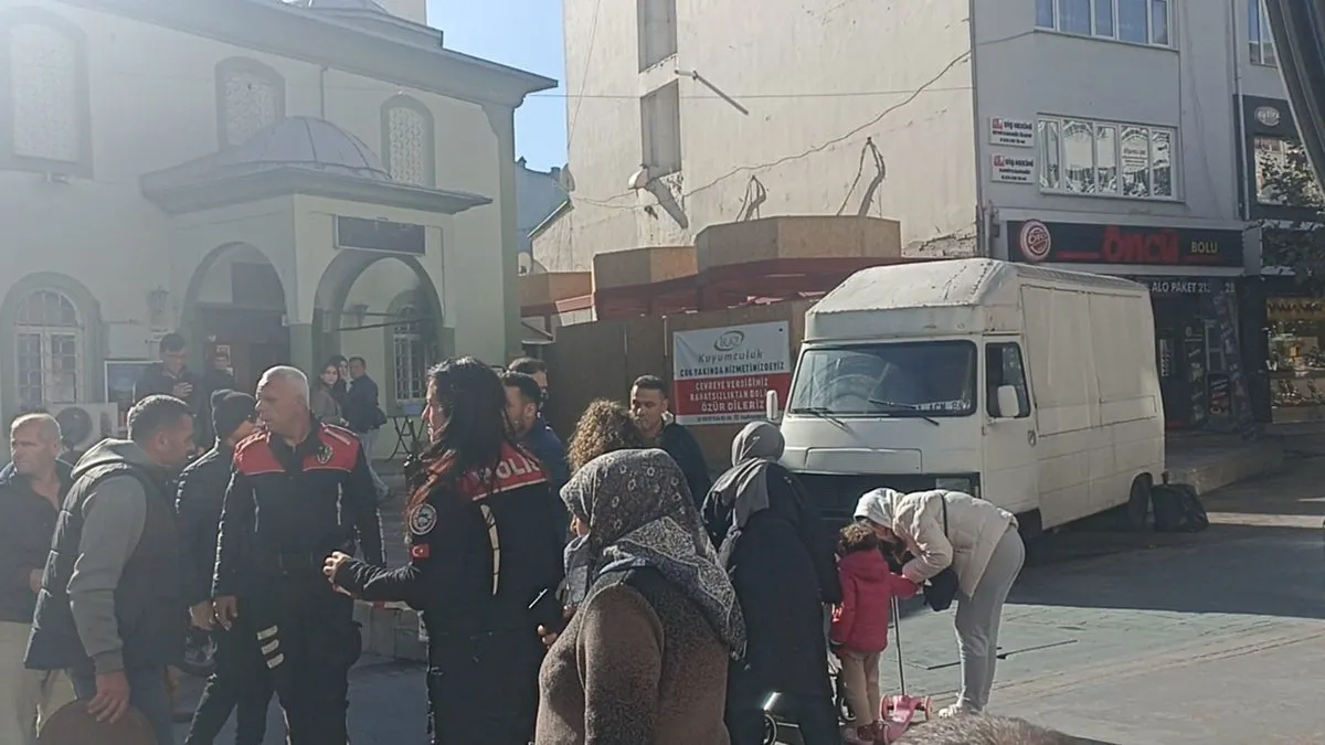 Motosiklet çarpan küçük kızı kadın yunuslar teselli etti! Caddede arbede yaşandı