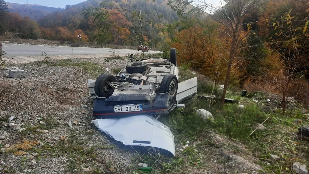 Otomobil önce takla attı, sonra boş araziye uçtu: 2 yaralı