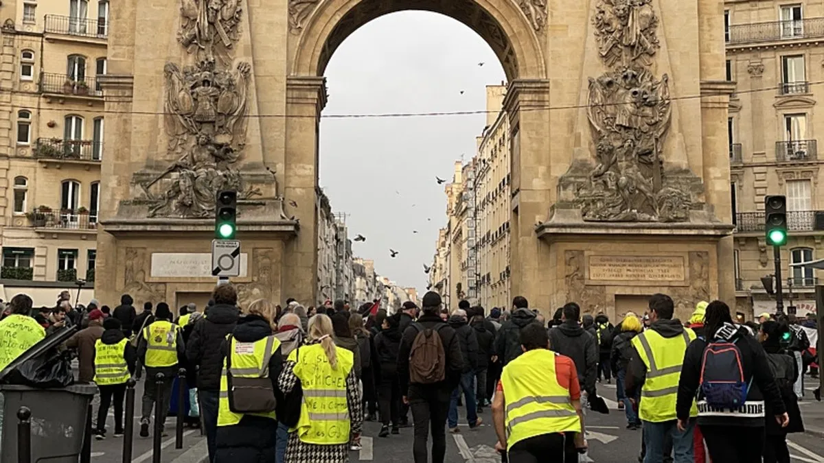 Paris’te “Macron istifa” sesleri! Sarı yelekliler sokağa indi