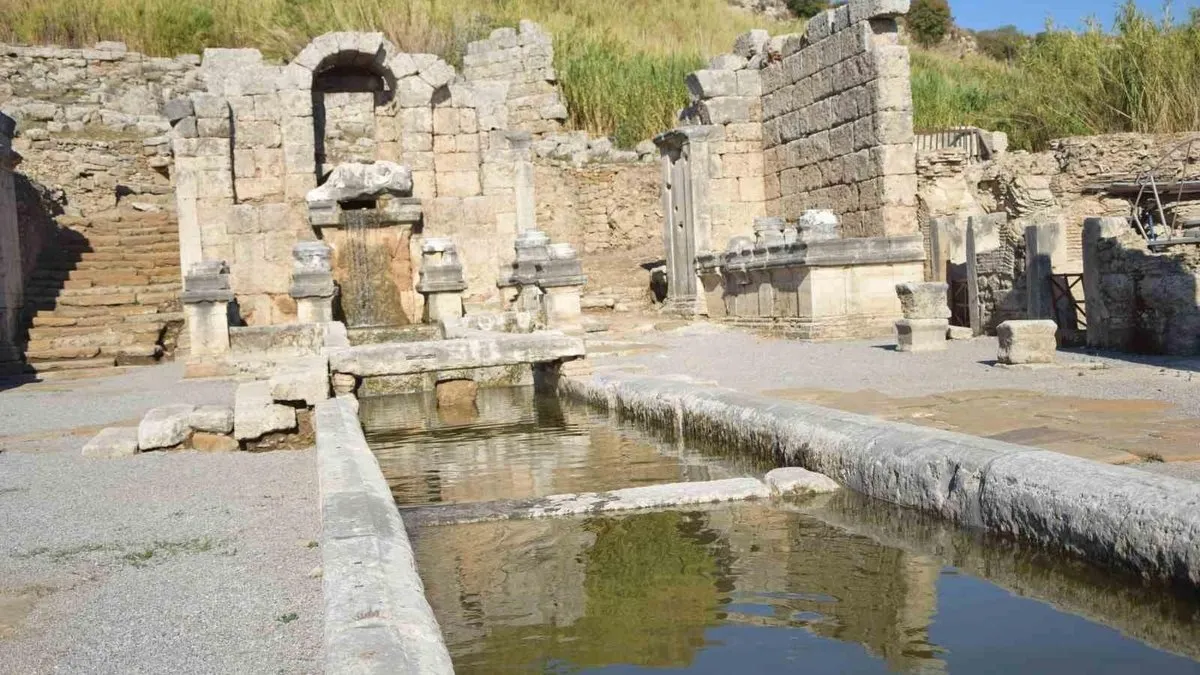 Perge Antik Kenti’ndeki çeşmeden 1800 yıl sonra su akmaya başladı