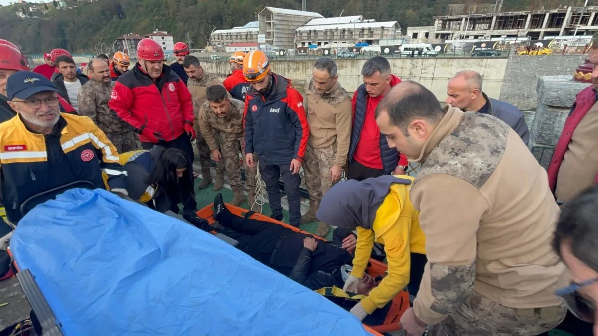 Güneysu’da trafik kazası: Otomobil dereye uçtu