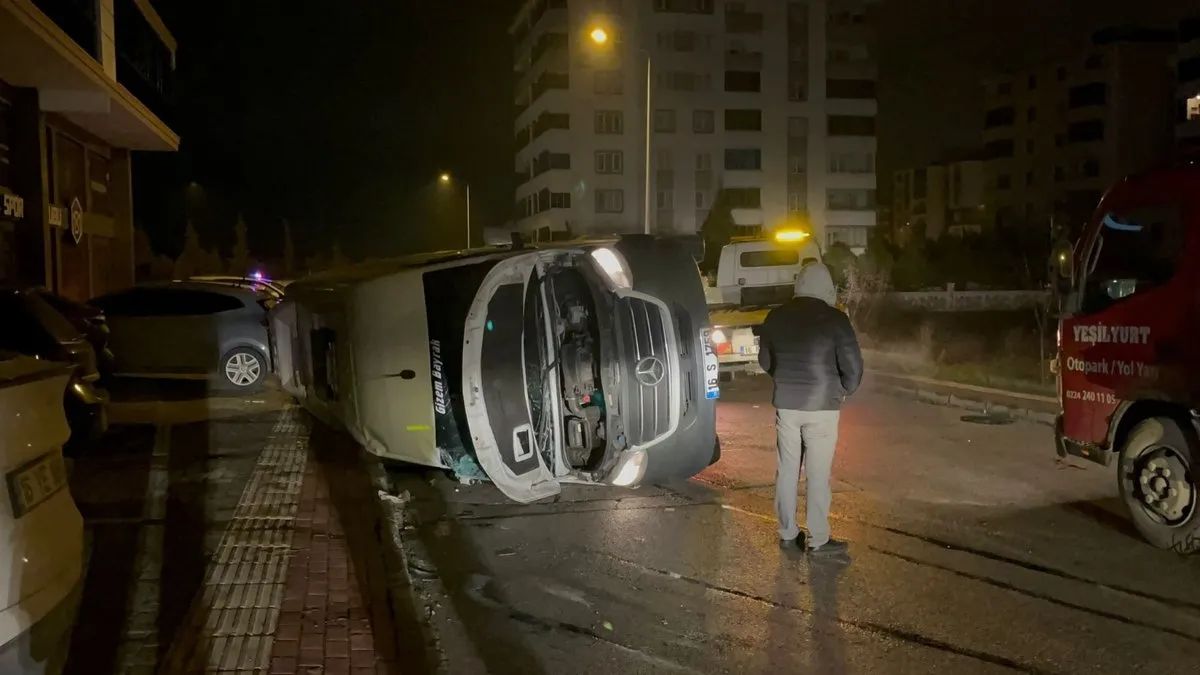 Servis minibüsüne otomobil çarptı: 9 kişi yaralandı