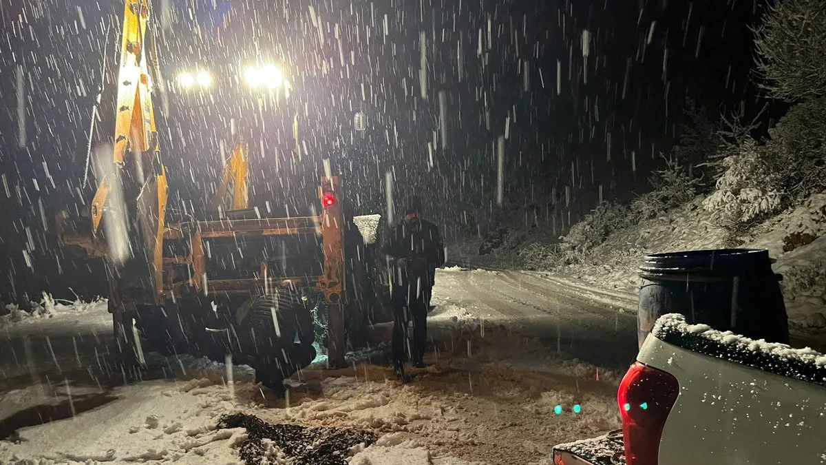 Siirt’in iki ilçesinde kardan dolayı yolda mahsur kalan araçlar kurtarıldı