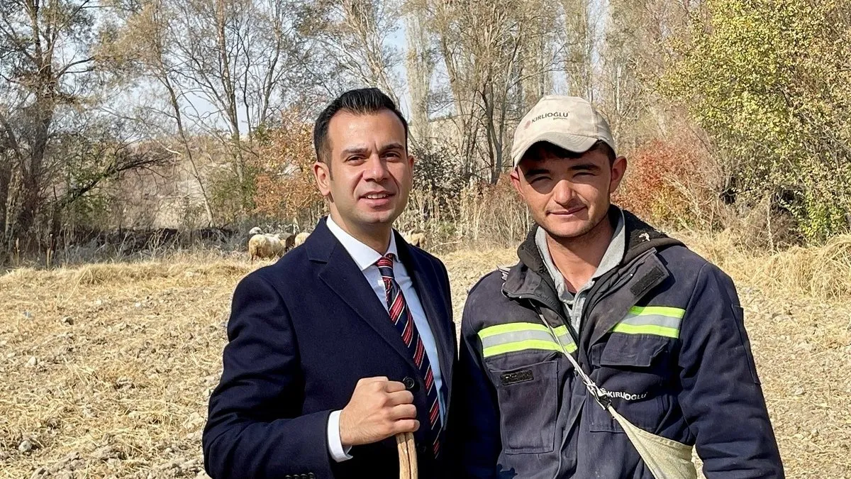 Sinanpaşa Kaymakamı Aslan’ın çoban ile sohbeti takdir topladı