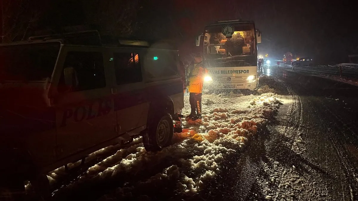 Sivas Gücü Belediyespor takım otobüsü kaza yaptı