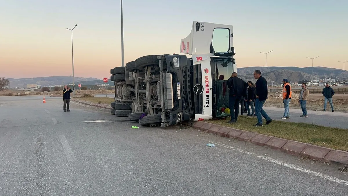 Sivas’ta devrilen beton mikserin sürücüsü yaralandı