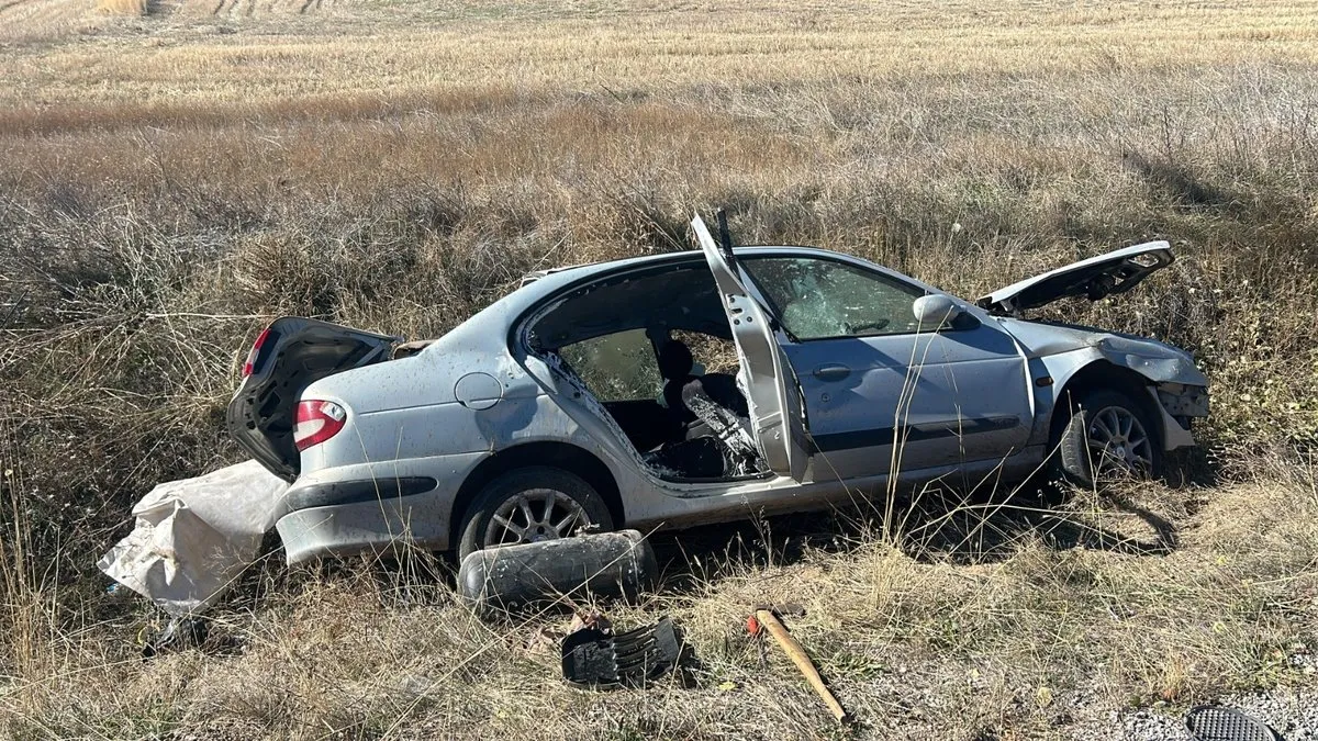 Sivas’ta otomobil şarampole devrildi: 3 yaralı