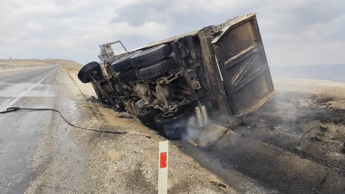 Teker koptu, kamyonet alev aldı!