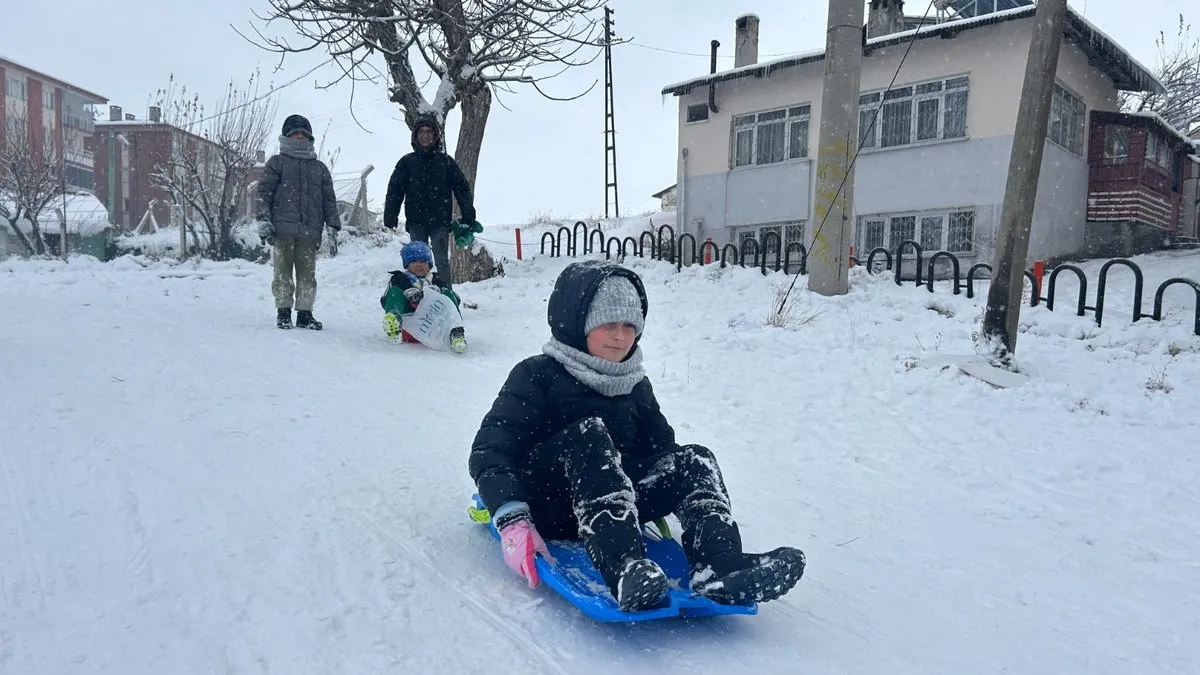 Tepsi, kızak ve poşetle kar keyfi