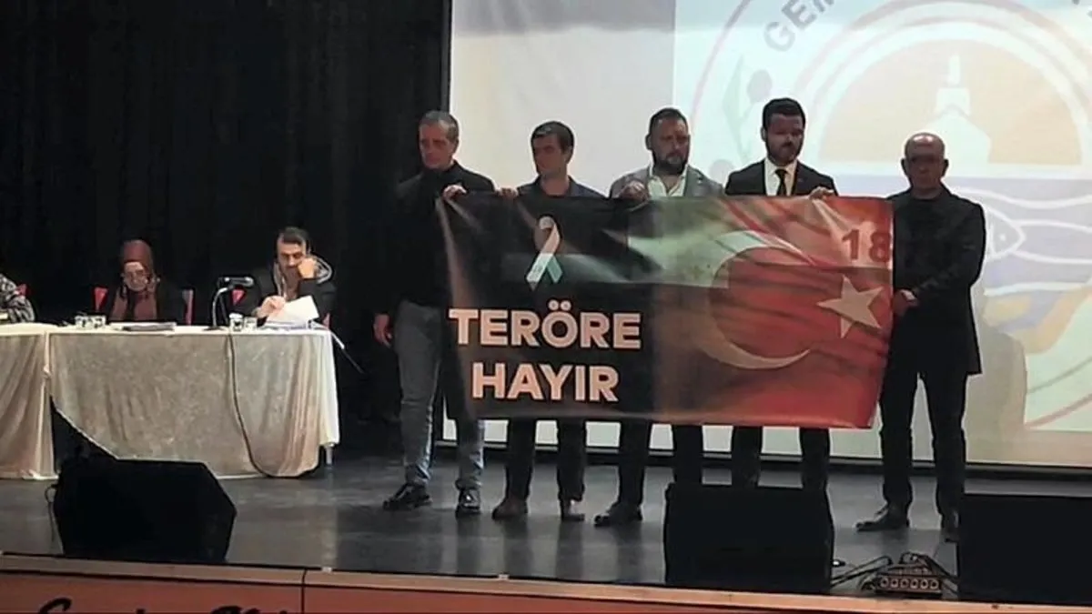 Teröre hayır pankartına tahammül edemediler