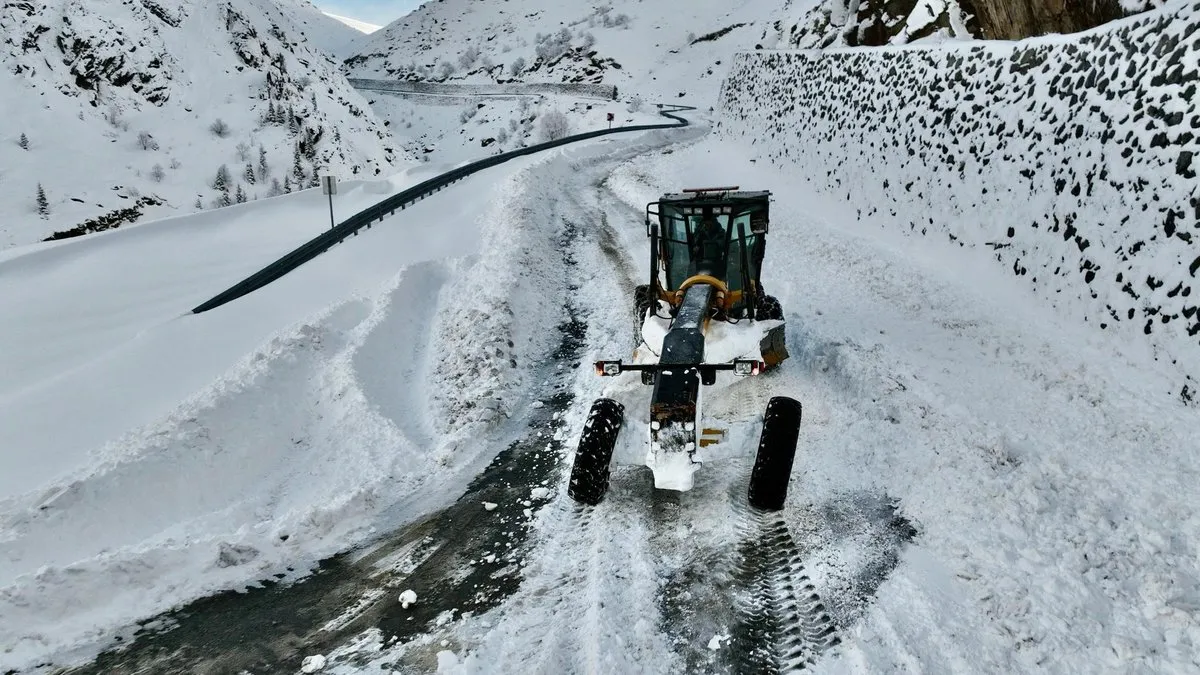 Trabzon’da kardan dolayı kapalı olan 102 mahalle yolu açıldı