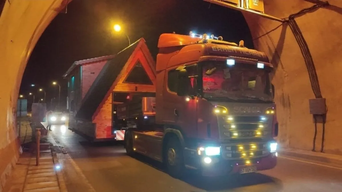 Yer Sinop: Ahşap ev taşıyan TIR tünel girişindeki tabelaya takıldı!