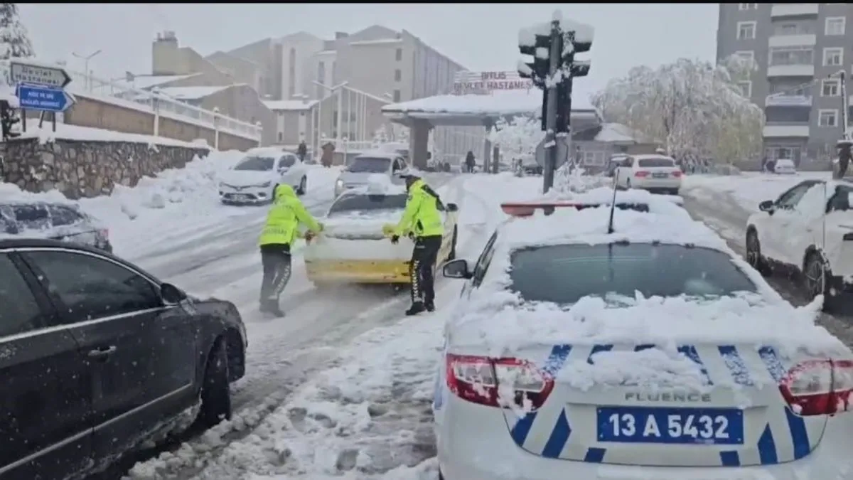 Yolda kalanların imdadına polis ekipleri yetişti