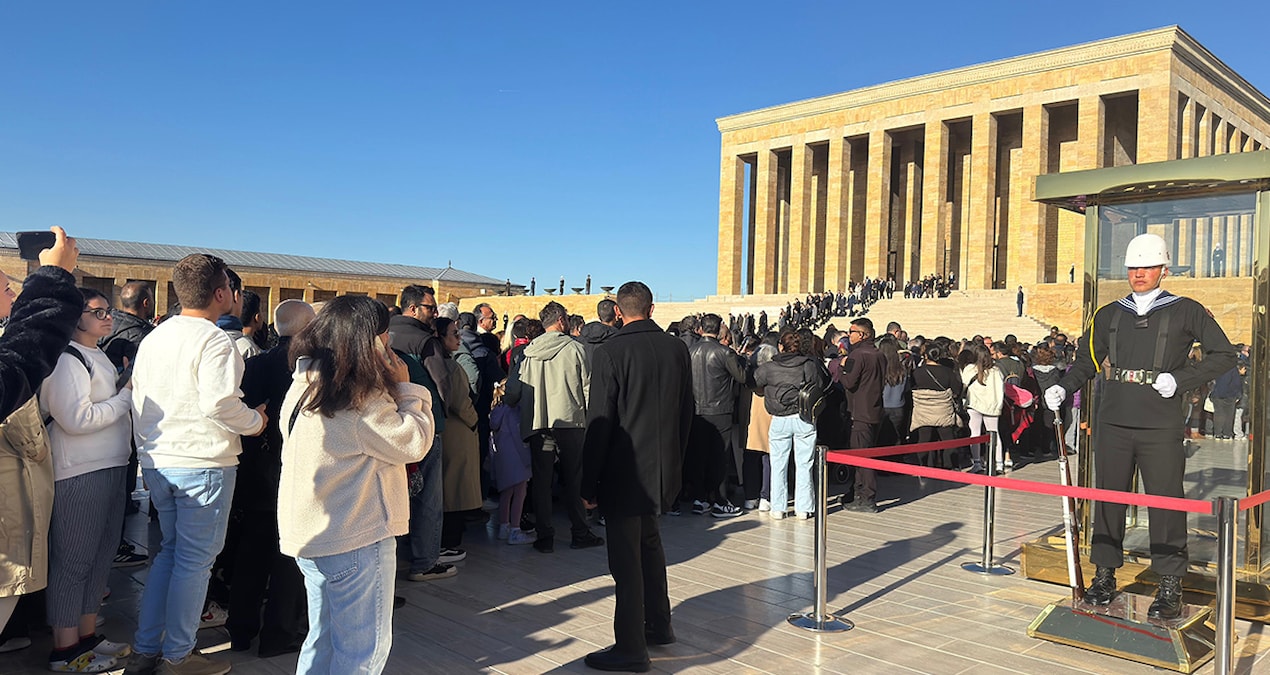 Türk halkı akın akın Ata'sına koşuyor