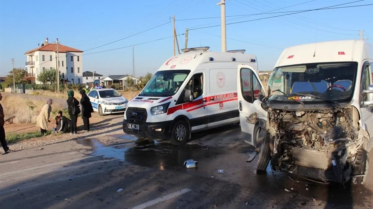 Öğrenci servisi ile TIR çarpıştı :11 yaralı