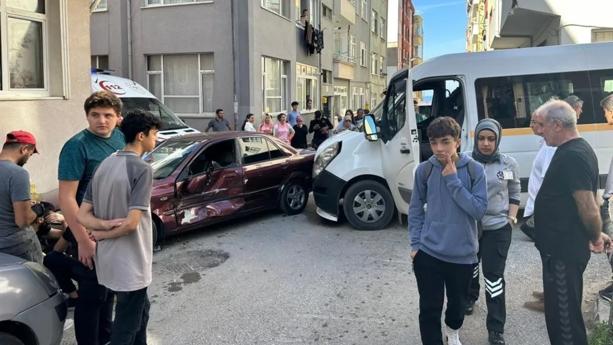 Sinop’ta otomobil ile okul servisi çarpıştı: 7 yaralı