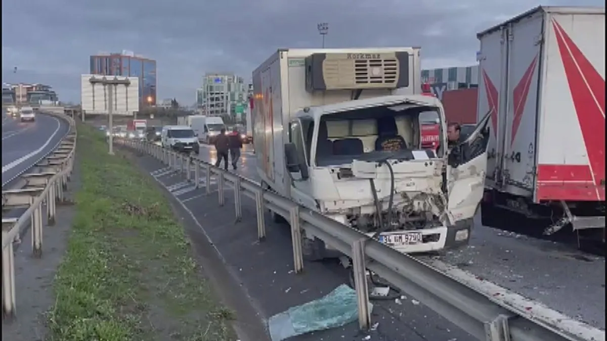 Bağcılar TEM Otoyolu’nda zincirleme trafik kazası! Bölgeye ekipler sevk edildi