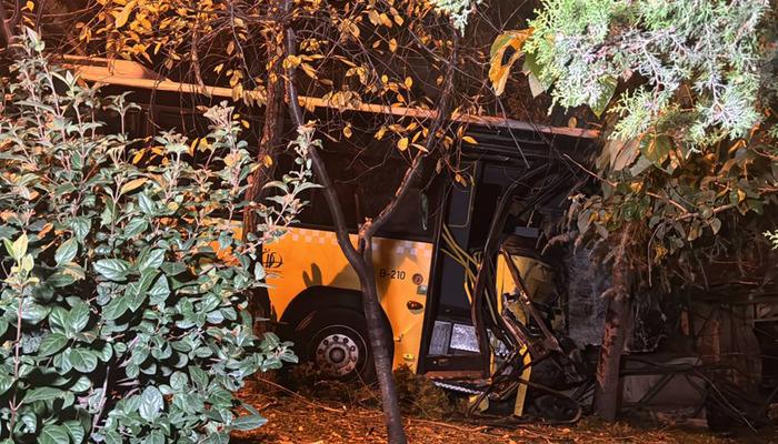 Yer: İstanbul! Özel halk otobüsü park halindeki kamyona çarptı