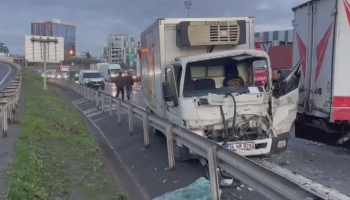 Bağcılar TEM otoyolunda trafiği kilitleyen zincirleme kaza