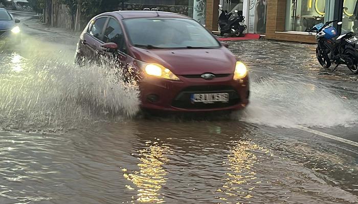 Bodrum’da sağanak! Cadde ve sokaklar suyla doldu