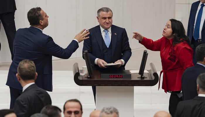 TBMM’de ilginç anlar! Bakan sunum yaparken hemen önünde böyle tartıştılar! AK Parti ile CHP arasında gerginlik…