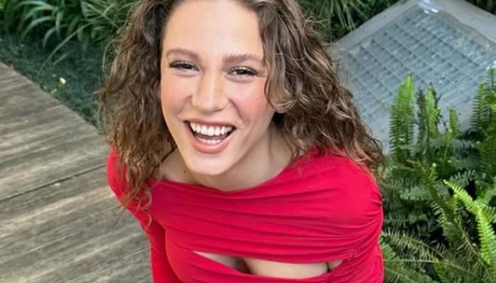 Serenay Sarıkaya ilginç tarzıyla dillere düştü! ‘Yorgan giymiş’