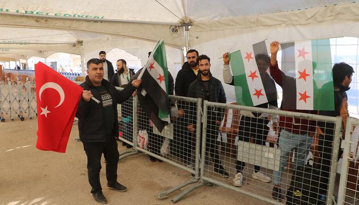 Suriyelilerin ülkelerine dönüşünü fırsata çevirdiler! Kilometrelerce uzaktan bayrak satmaya geldiler!