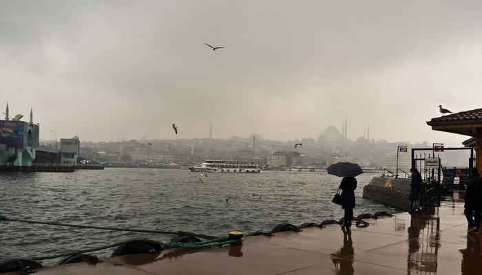 Meteoroloji ve AKOM uyarmıştı! İstanbul sağanağa teslim oldu: Uçaklara ‘CB’ engeli!