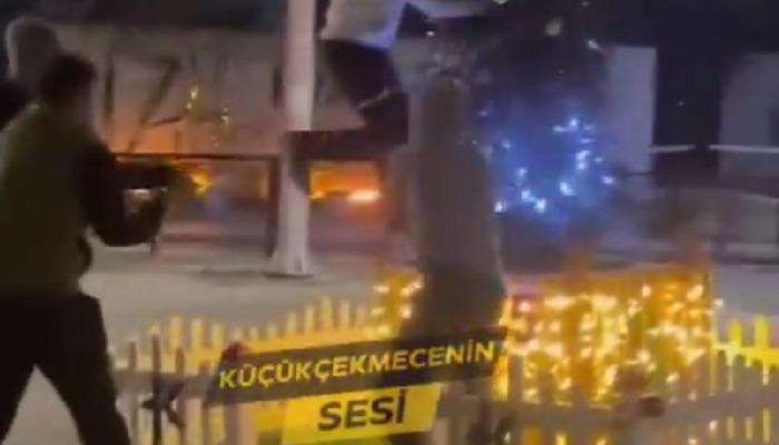 Maskeli ekip sinsice yaklaştı: Yılbaşı ağacına baltalı saldırı! O anlar kamerada