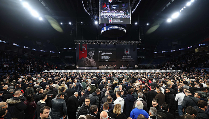 Beşiktaş kongresinde gergin anlar! Su şişesi fırlattılar… Mete Vardar oğlu Sinan Vardar’a tokat attı!