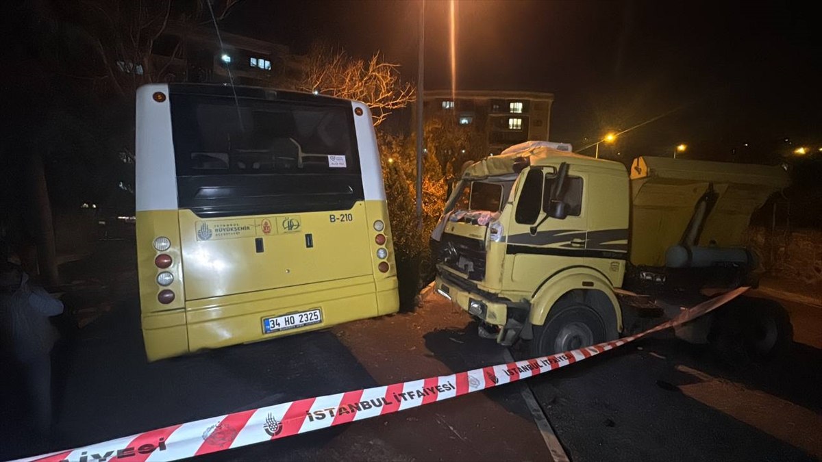 İstanbul Başakşehir’de kamyona çarpan İETT otobüsünün şoförü yaralandı