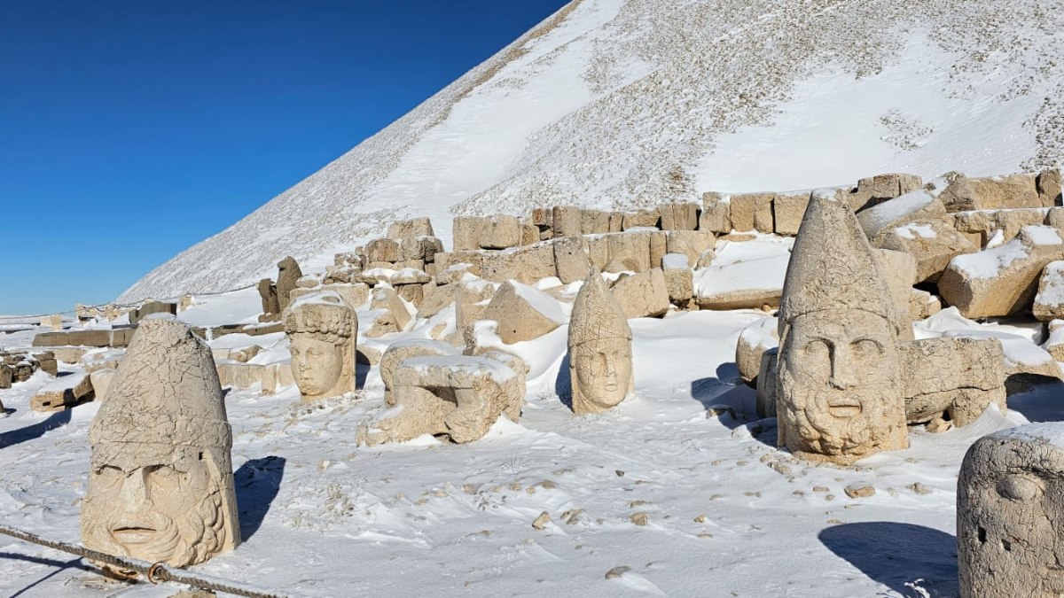 Nemrut Dağı’ndan büyüleyici kar manzarası