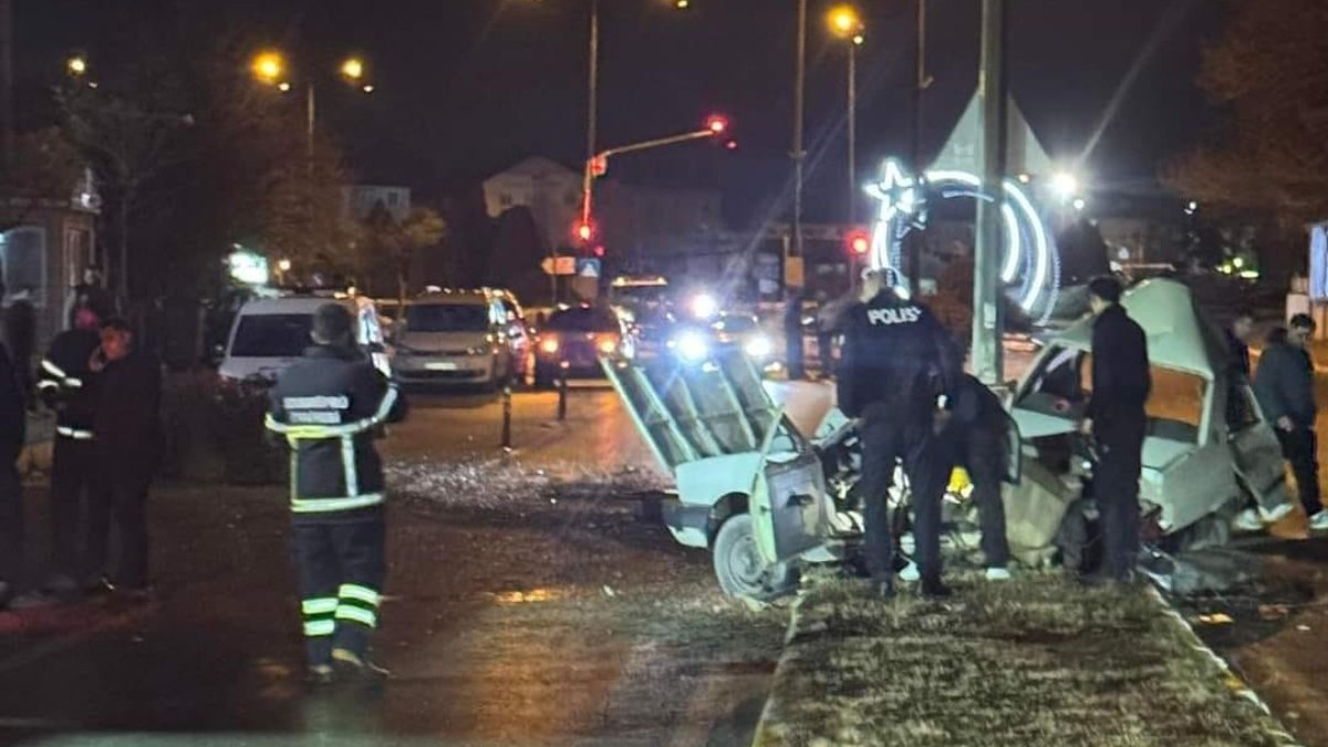 Edirne’de aydınlatma direğine çarpan araç ikiye bölündü:1 ölü