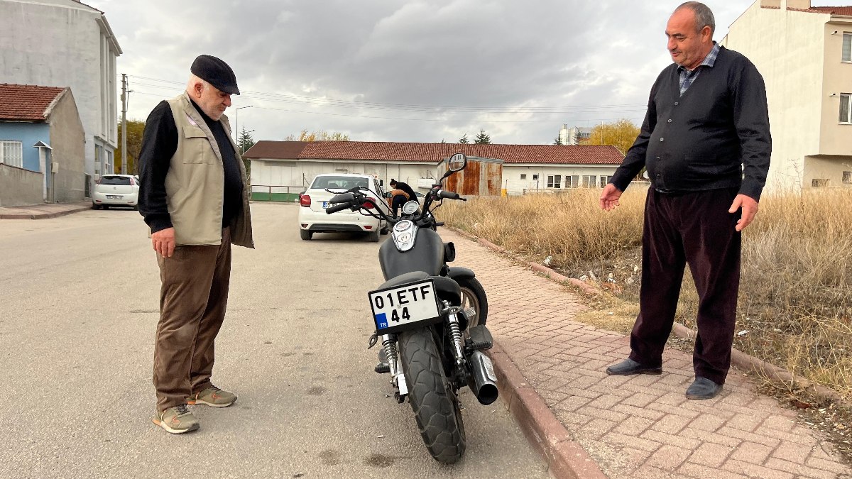 Eskişehir’de kaza yapan sürücünün bıraktığı motora esnaf sahip çıkıyor