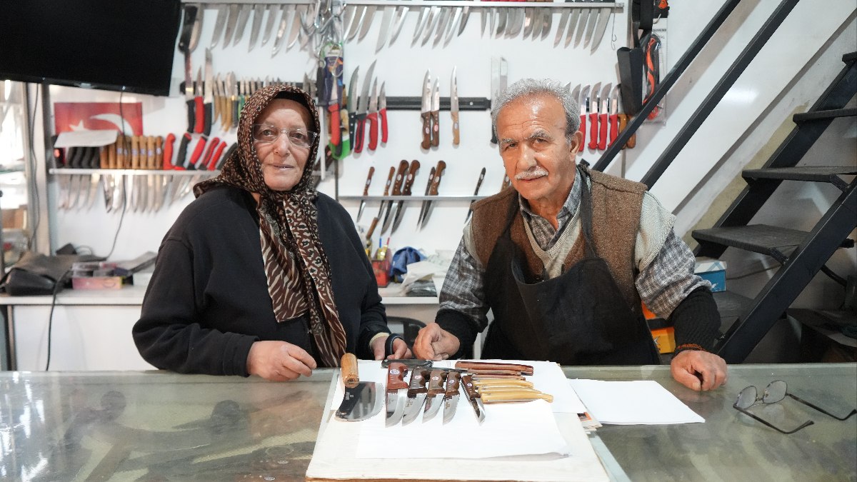 Niğde’de çırak bulamayan bıçakçı eşiyle iş arkadaşı oldu