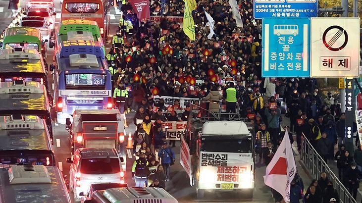 Güney Kore’de sıkıyönetim kaosu sürüyor: Binlerce protestocu sokaklarda