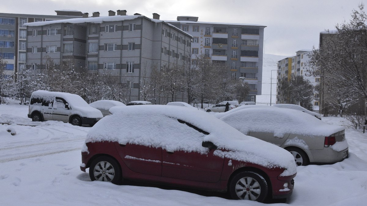 Bitlis’te kar yağışı yolları kapattı