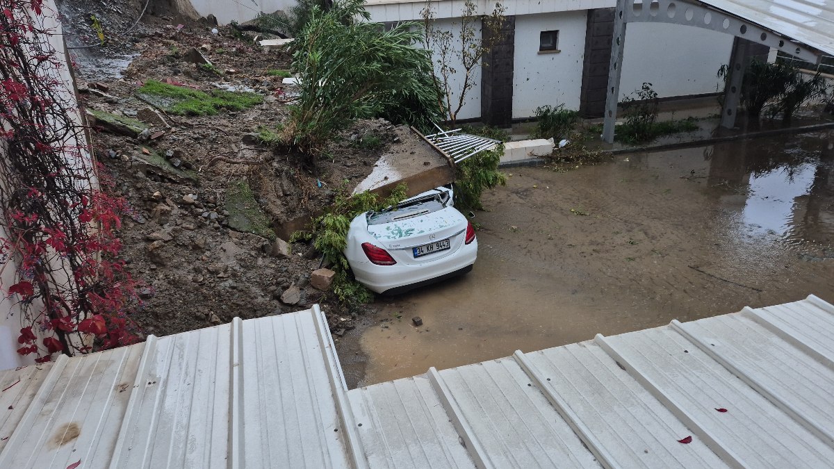 Muğla’da otomobil, yıkılan duvarın altında kaldı