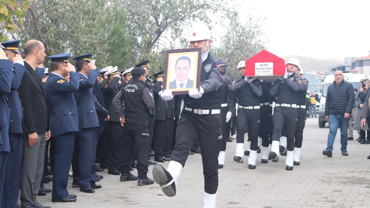 Şehit polis memuru Mehmet Tozun son yolculuğuna uğurlandı: Kızının son bakışları yürek yaktı…