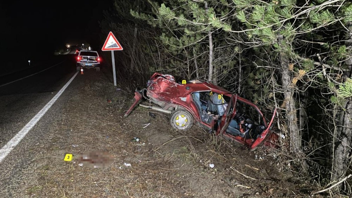 Kastamonu’da ağaca çarpan otomobil hurdaya döndü: 1 ölü