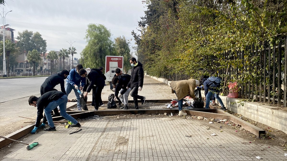 Suriye’nin başkenti Şam’da gönüllü gençler sokakları temizliyor