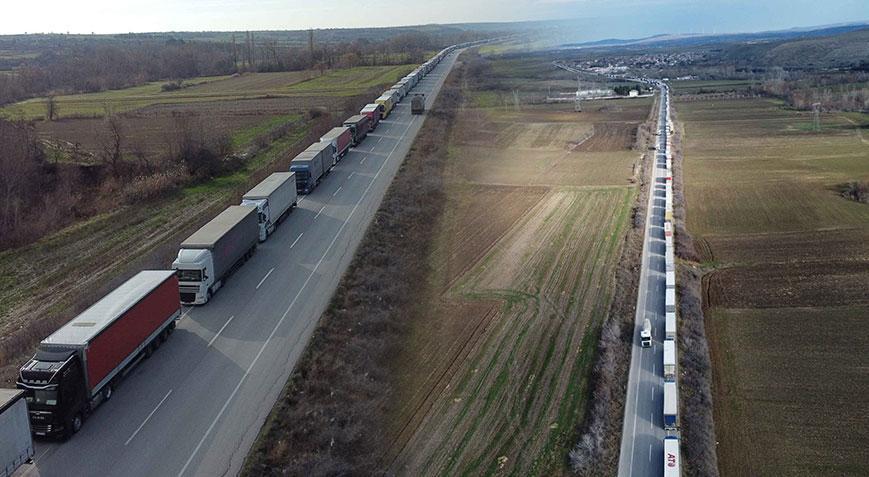 Sınır kapısında 31 kilometrelik kuyruk! ‘İki gün daha buradayım’