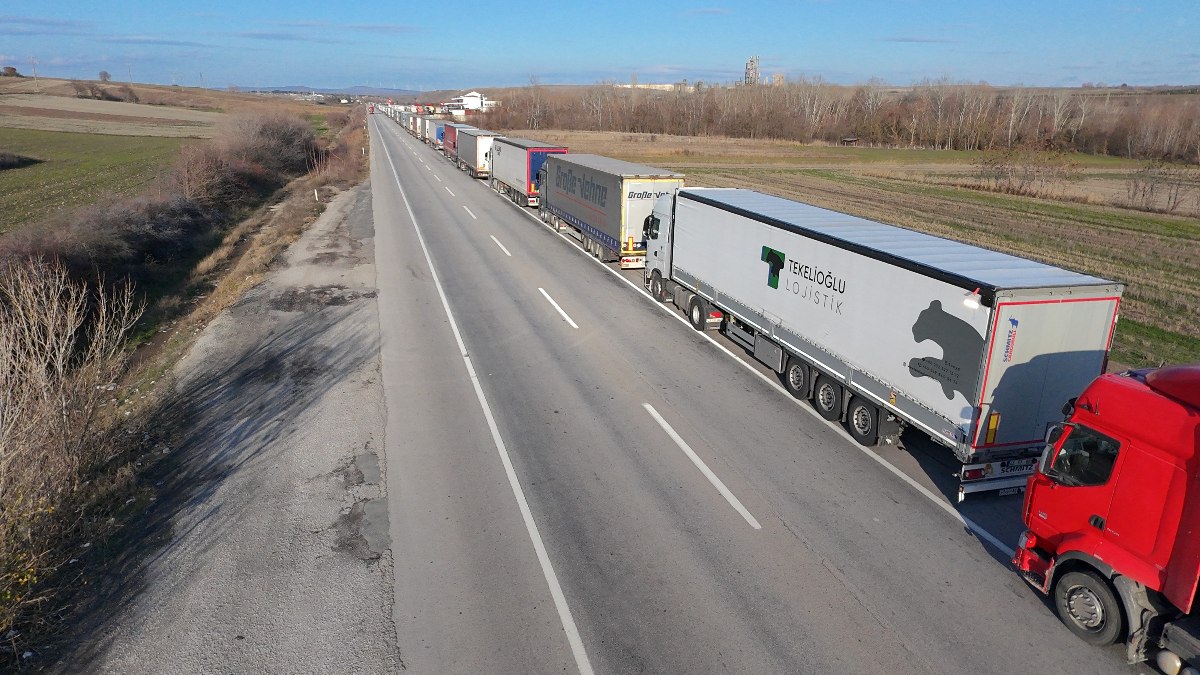 Edirne Hamzabeyli’de 35 kilometrelik tır kuyruğu