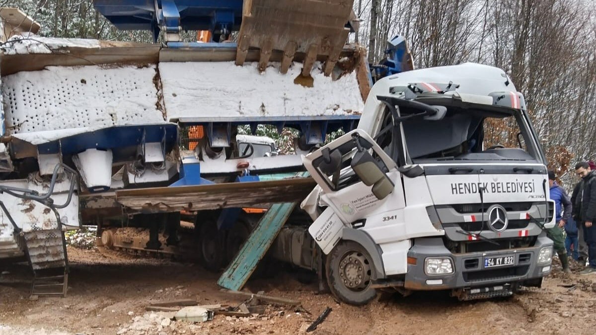 Sakarya’da tır kabininde sıkışan belediye işçisi yaşamını yitirdi