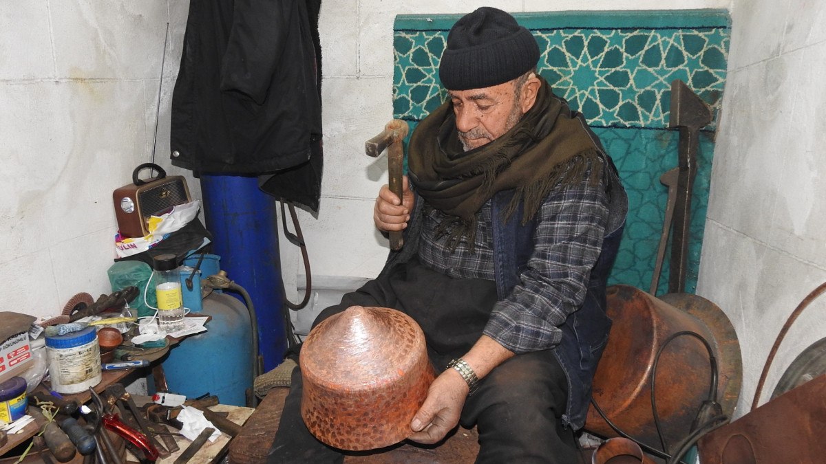 Gaziantep’te bir metrekarelik dükkanında 70 yıldır bakır işliyor