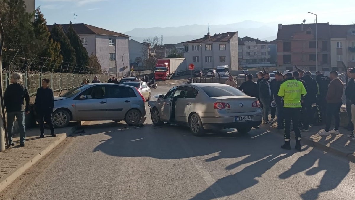 Bursa’da otomobiller kafa kafaya çarpıştı: 4 yaralı