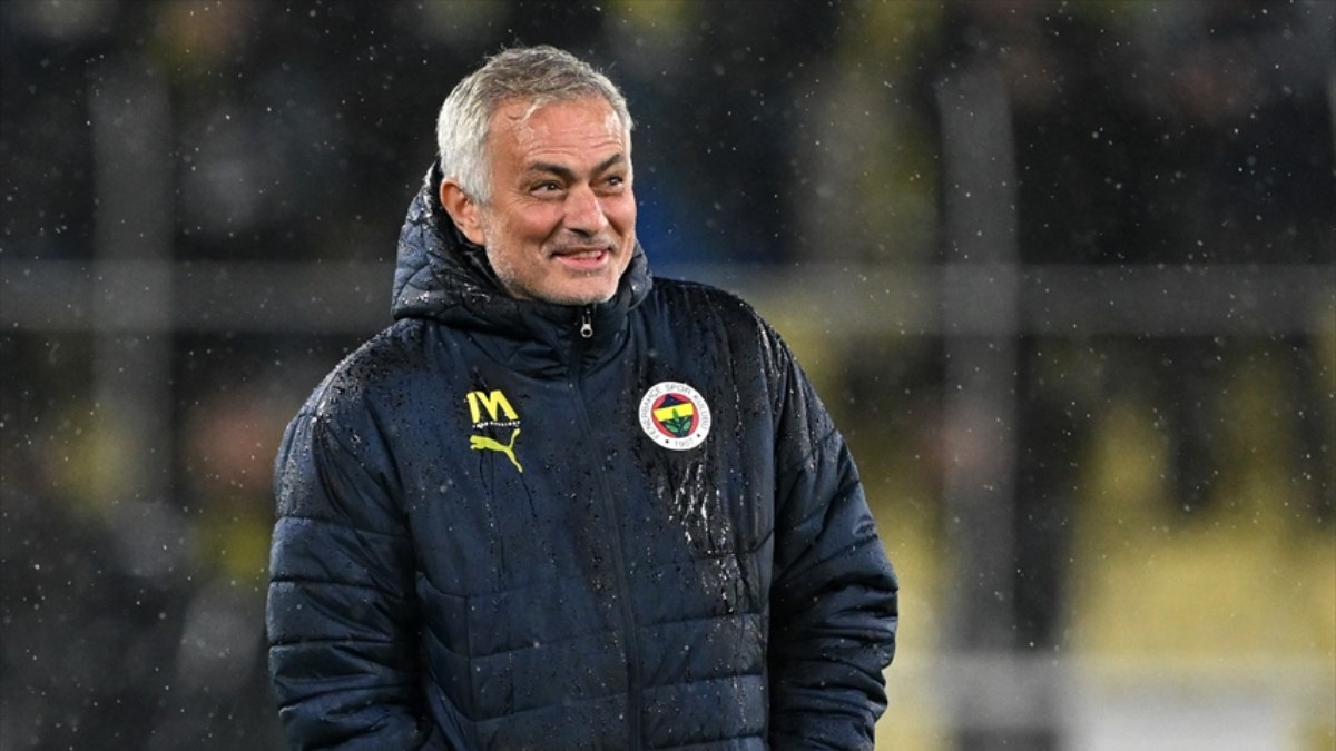 Jose Mourinho, galibiyeti Samet Akaydin’e armağan etti