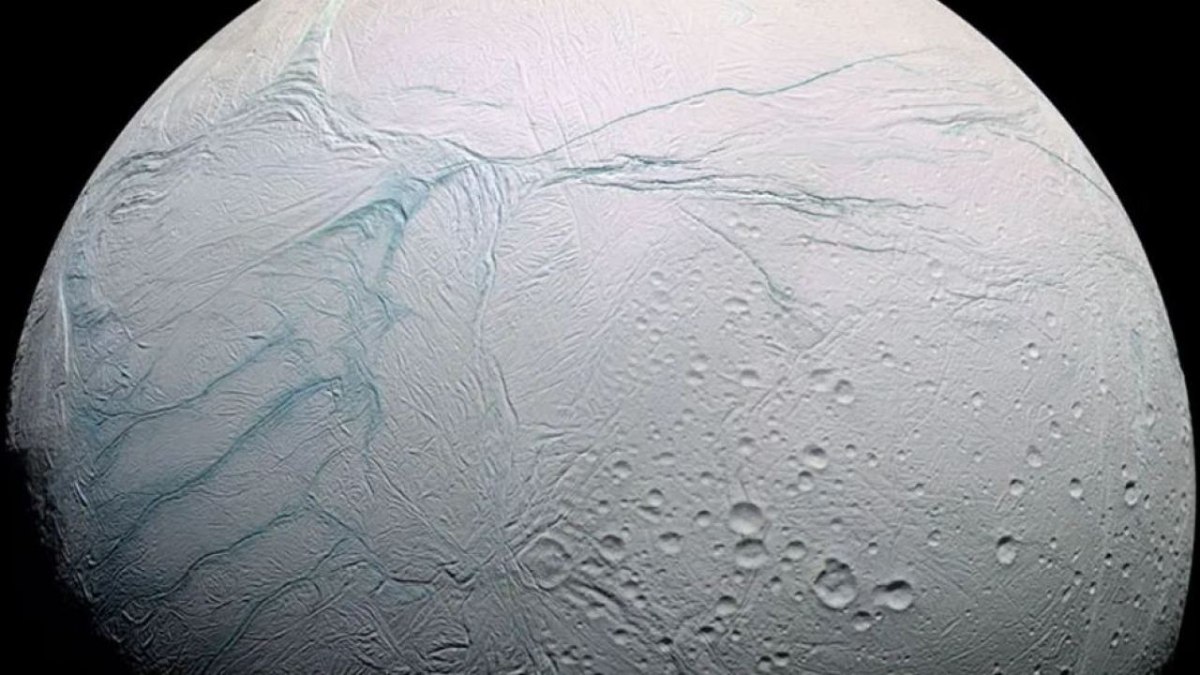 Satürn’ün uydusu Enceladus’ta kaybolan karanlık bir nokta bulundu