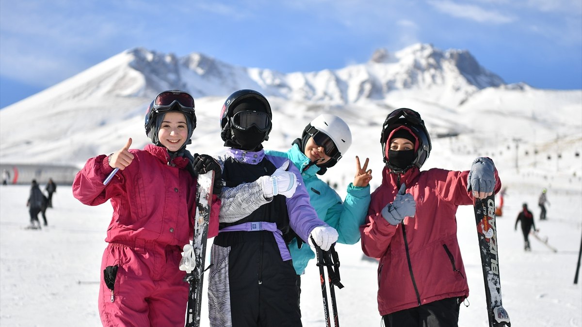 Erciyes Kayak Merkezi’ne ziyaretçi akını