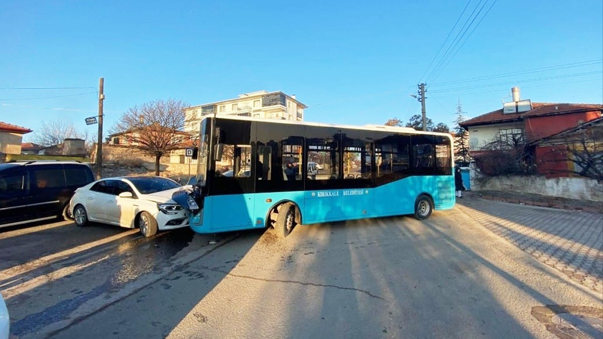 Kırıkkale’de otobüs ile otomobil çarpıştı: 7 yaralı